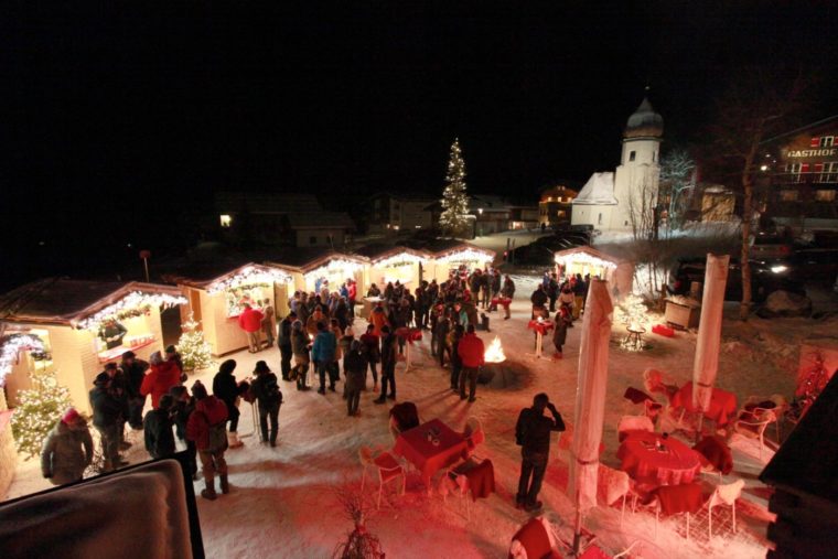 Gemütliche Stimmung in der schönen Bergkulisse am Zuger Weihnachtsmarkt. (Credit: Lech Zürs Tourismus)